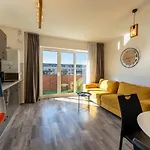 Mohost Bobby - Right In The Mood Apartment *