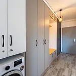 Mohost Bobby - Right In The Mood Apartment