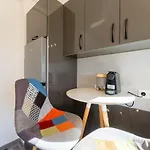 Mohost Bobby - Right In The Mood Apartment *
