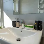 Mohost Bobby - Right In The Mood Apartment
