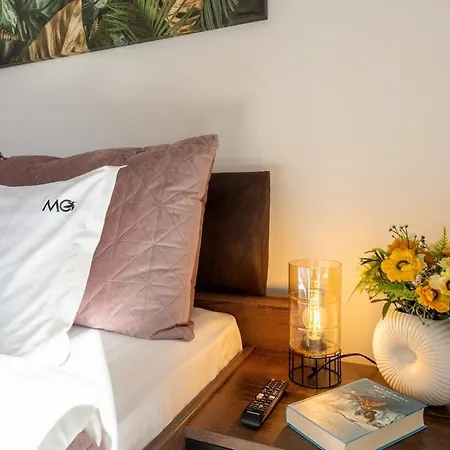 Apartment Mohost Bobby - Right In The Mood *