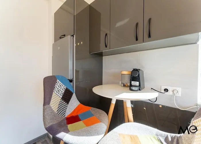 Mohost Bobby - Right In The Mood Apartment *